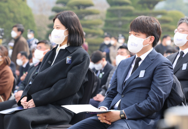 25일 국립대전현충원에서 열린 제7회 서해수호의 날 기념식에 국민의힘 이준석 대표(오른쪽)와 더불어민주당 박지현 비상대책위원장이 참석해 있다. /연합뉴스