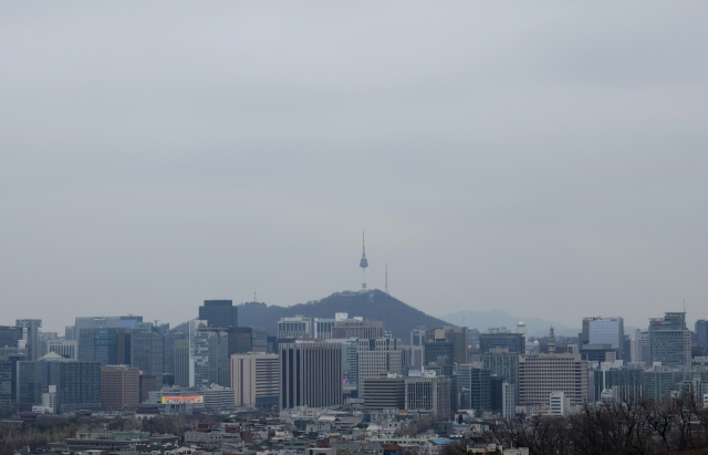 지난 23일 서울시내가 구름에 뒤덮여 흐린 날씨를 보이고 있다. 연합뉴스