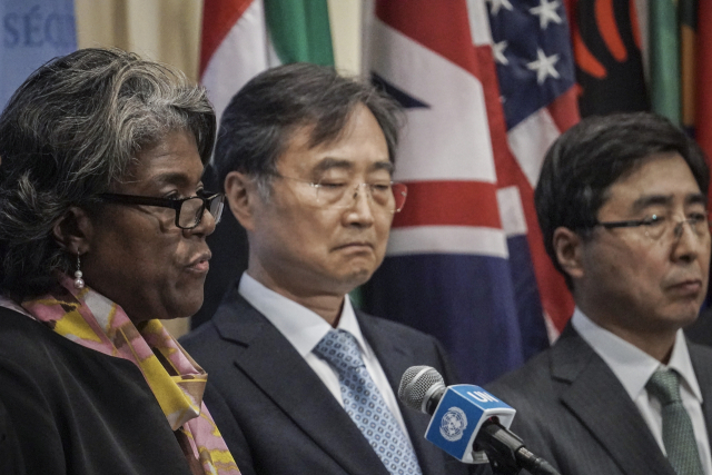 조현(가운데) 주유엔 한국대사가 25일(현지시간) 미국 뉴욕 유엔 안보리 회의에서 다른 참가자의 발언을 듣고 있다. /AP연합뉴스