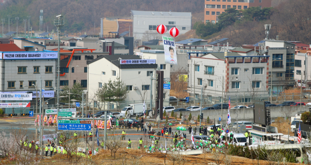 지난 24일 박근혜 전 대통령 사저 초입에 입주를 환영하는 현수막이 걸려 있다. /연합뉴스