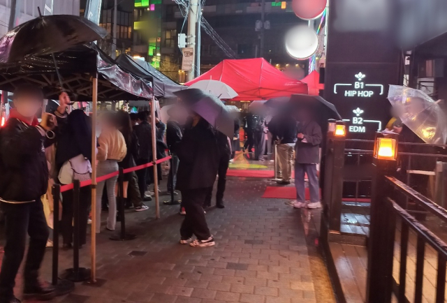 클럽을 찾은 손님들이 지난 25일 저녁 서울 마포구 홍대 인근의 한 유명 클럽 입구 앞에서 길게 줄을 서 있다. 이건율 기자