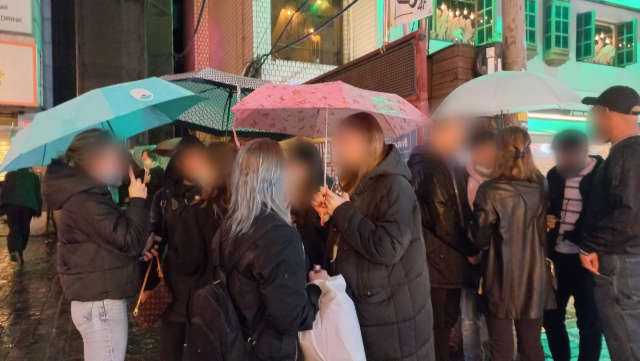 마스크를 착용하지 않은 외국인들이 지난 25일 저녁 서울 마포구 홍대 근처 골목에서 담소를 나누며 술을 마시고 있다. 이건율 기자