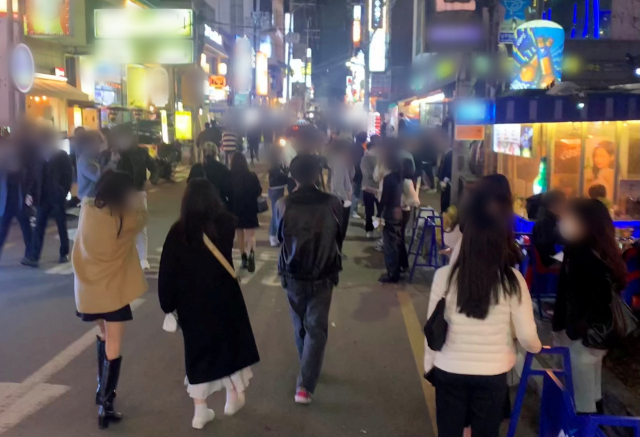 마스크를 제대로 착용하지 않은 시민들이 지난 26일 저녁 서울 강남구 신사동 일대 거리를 배회하고 있다. 김남명 기자