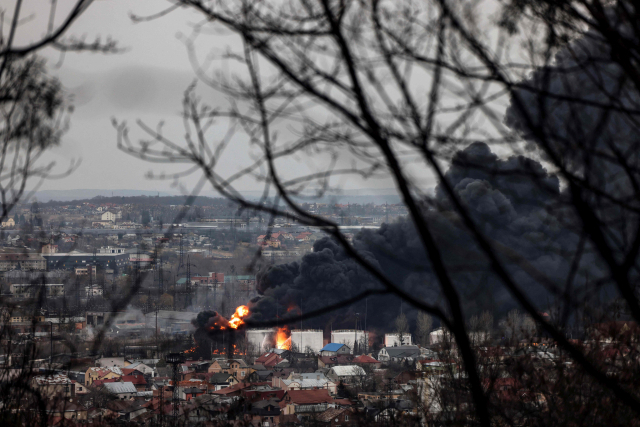 26일(현지시간) 우크라이나 리비우에서 러시아의 공습 후 연기가 피어오르고 있다. AP 연합뉴스