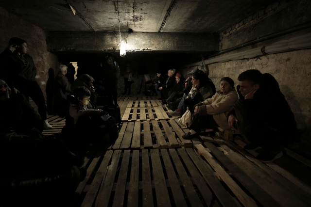 26일(현지시간) 우크라이나 서부 리비우에서의 폭발 후 사람들이 지하로 대피해 몸을 숨기고 있다. AP 연합뉴스