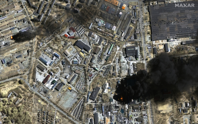 지난 21일(현지시간) 러시아군이 우크라이나 북부 도시 체르니히우의 석유 저장 탱크와 산업 지역을 폭파했다. AP 연합뉴스