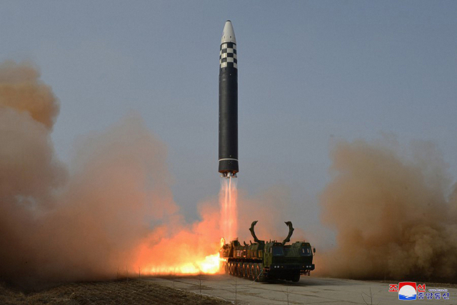 북한이 24일 김정은 국무위원장의 지도 아래 신형 대륙간탄도미사일(ICBM) ‘화성 17형’ 시험 발사를 단행했다고 조선중앙통신이 25일 보도했다. 연합뉴스