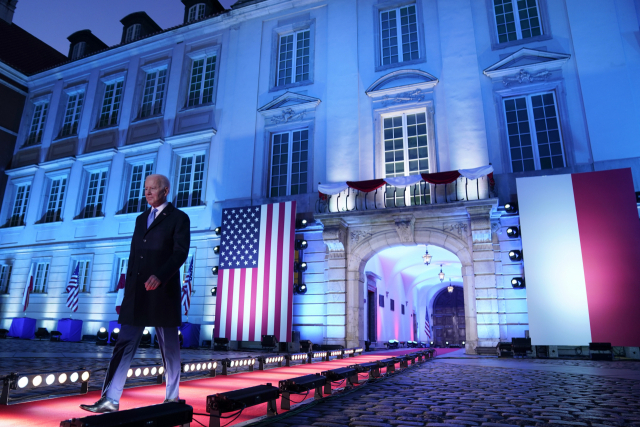 조 바이든 대통령이 26일(현지 시간) 러시아의 우크라이나 침공을 규탄하기 위해 폴란드 바르샤바 왕궁에 들어서고 있다./AP 연합뉴스