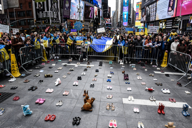 26일(현지 시간) 미국 뉴욕시에서 열린 우크라이나 지지 집회에서 전쟁으로 사망한 우크라이나 어린이들을 상징하는 신발과 인형이 놓여있다. 유엔이 이번 전쟁으로 현재까지 1104명의 우크라이나 민간인 사망자가 발생한 것으로 추산한 가운데 우크라이나 정부는 어린이 사망자가 136명으로 집계됐다고 밝혔다. AFP연합뉴스