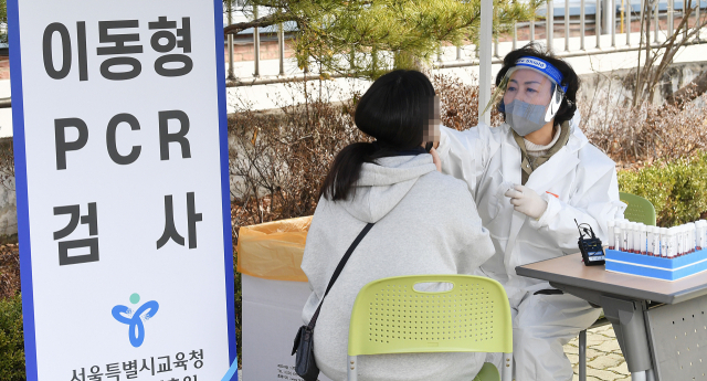 서울 관악구 인헌중학교에서 설치된 이동형 PCR 검사소에서 한 학생이 PCR검사를 받고 있다. 연합뉴스