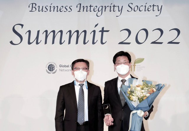 김종호(오른쪽) LG이노텍 ESG담당이 25일 서울 광화문 포시즌스호텔에서 열린 ‘2022 기업 청렴성 소사이어티(BIS) 서밋’에서 ‘반부패 우수기업상’을 수상하고 있다. 사진 제공=LG이노텍