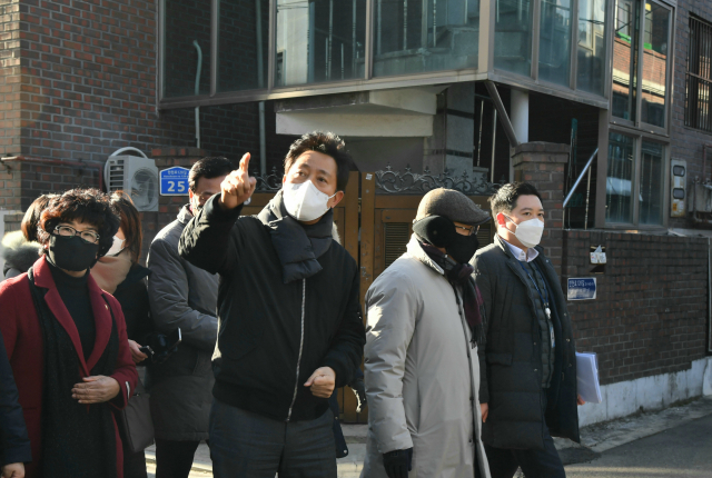 지난 1월13일 오세훈 서울시장이 모아타운 시범사업지인 강북구 번동 일대를 찾아 사업지를 둘러보고 있다. / 서울시