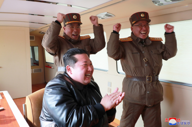 지난 24일 신형 대륙간탄도미사일(ICBM) '화성-17형' 시험발사 성공 후 박수 치고 있는 김정은 북한 국무위원장. 연합뉴스