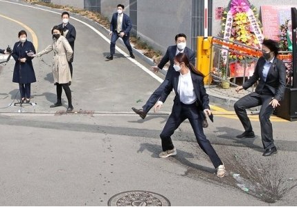 朴 향한 소주병 막은 女경호원에 中 열광…'외모도 멋져'