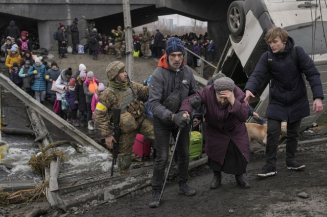 사진은 기사 내용과 무관함. 우크라이나 수도 키이우 외곽 마을 이르핀에서 지난 5일 민간인들이 대피하는 모습./AP 연합뉴스