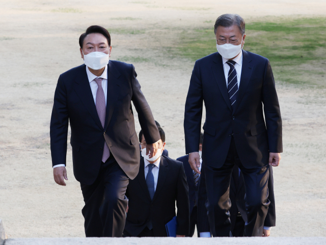 문재인 대통령과 윤석열 대통령 당선인이 28일 오후 만찬 회동을 위해 청와대 상춘재로 향하며 대화하고 있다./연합뉴스