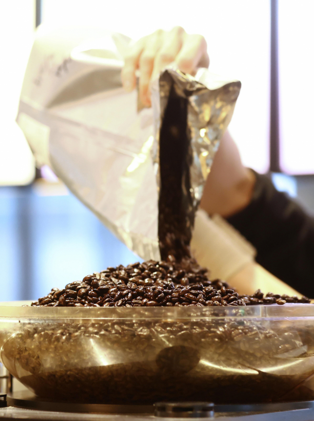 지난해 커피 수입액은 전년보다 24.2% 증가한 9억1천648만 달러로 집계돼 사상 최대를 기록했다./연합뉴스