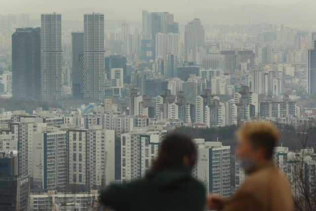 지난 23일 서울 남산에서 바라본 시내 아파트 단지 모습. 연합뉴스