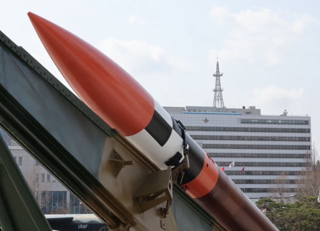 지난 27일 오전 서울 용산구 전쟁기념관 야외 전시장에 전시된 미사일 뒤로 국방부 청사가 보인다. /연합뉴스