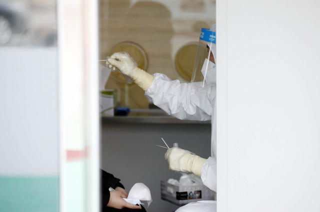 28일 오전 광주 북구 상시선별진료소에서 주민들이 유전자증폭(PCR) 코로나19 검사를 받고 있다. /연합뉴스