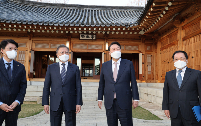 문재인 대통령과 윤석열 대통령 당선인이 28일 오후 만찬 회동을 위해 청와대 상춘재로 향하며 대화하고 있다./연합뉴스