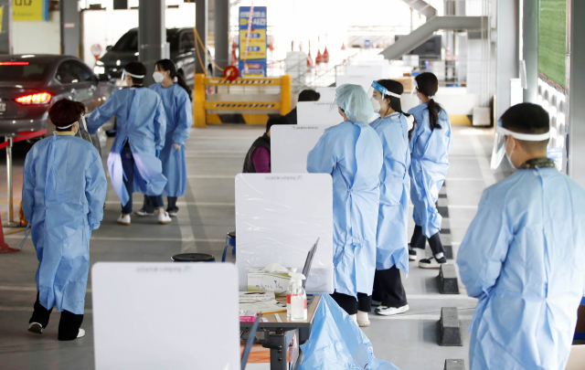 28일 오전 광주 북구 선별진료소에서 주민들이 신속항원 코로나19 검사를 받고 있다. 연합뉴스