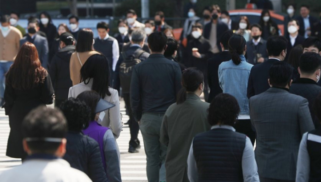 점심시간 여의도 증권가에서 일하는 직장인들이 식당을 찾아 이동하고 있다. /연합뉴스