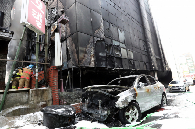 29일 오전 충북 청주시 서원구의 한 산부인과 의원 건물에 불이 나 소방대원들이 사고조사를 하고 있다. 연합뉴스