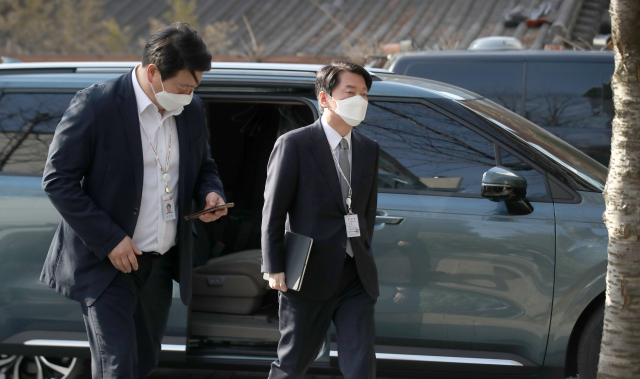 안철수 대통령직 인수위원장이 29일 오전 서울 종로구 통의동에 위치한 대통령직인수위원회로 출근하고 있다./권욱기자 2022.03.29