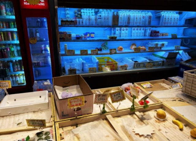 봉쇄 전날 상하이 푸둥의 한 마트 신선식품 판매대가 비어있다. 웨이보 캡처