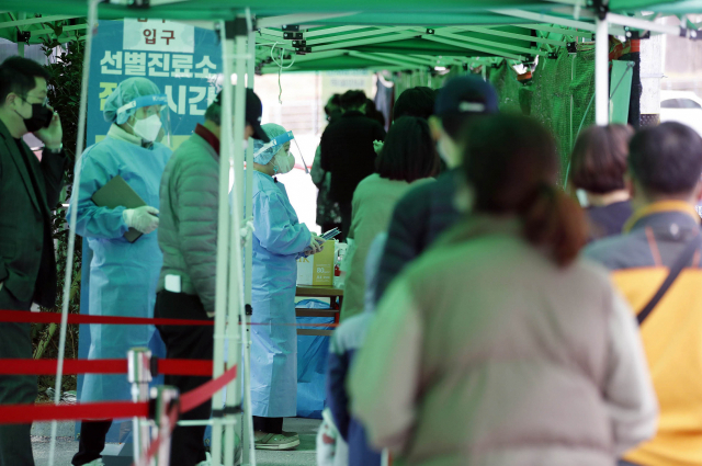 28일 오전 광주 북구 상시선별진료소에서 주민들이 유전자증폭(PCR) 코로나19 검사를 받으려고 대기하고 있다. 연합뉴스