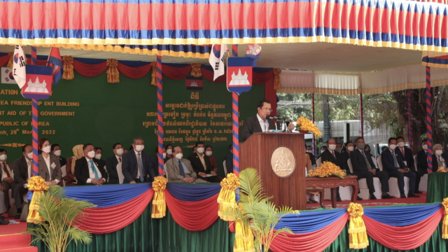 훈센 캄보디아 총리가 지난 28일(현지시간) 캄보디아 프놈펜에서 열린 앙두엉병원 이비인후과 준공식에서 기념사를 하고 있다./코이카