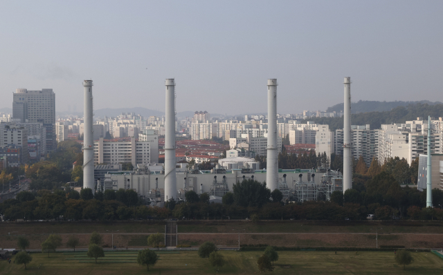 서울 양천구 목동 열병합발전소 모습. 정부는 2030년까지 국가 온실가스를 2018년 대비 40% 감축한다는 계획이다. 연합뉴스