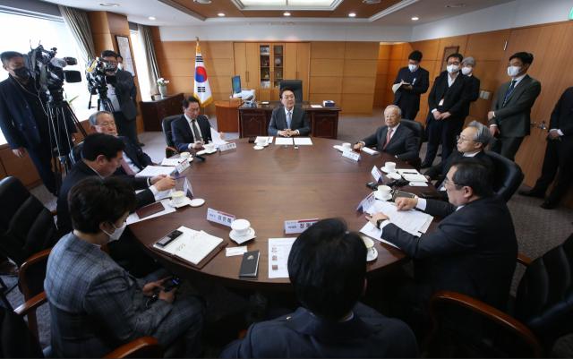 윤석열(가운데) 대통령 당선인이 21일 서울 종로구 통의동 대통령직인수위원회 사무실에서 경제6단체장들과 오찬 회동을 하고 있다. 연합뉴스