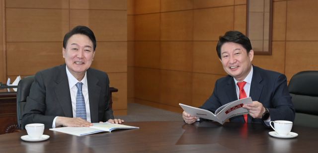 윤석열(왼쪽) 대통령 당선인과 권영진 대구시장이 21일 서울 종로구 대통령직인수위원회에서 면담하고 있다. 이날 권 시장은 윤 당선인에게 대구시의 주요 공약을 국정과제로 채택해 줄 것을 건의했다. 사진 제공=대구시