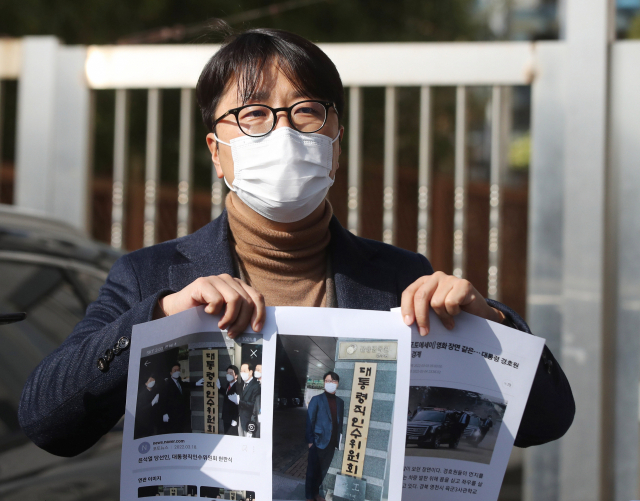 대통령직인수위원회 과학기술교육분과 실무위원에서 해촉된 조상규 변호사가 29일 오전 서울 종로구 통의동에 위치한 대통령직인수위 앞에서 소명 기자회견을 하고 있다. 연합뉴스