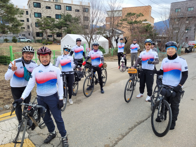 싱가포르 사이클링 동호회 회원들이 한국 종주 여행에 도전하고 있다. 사진 제공=관광공사