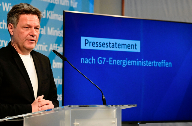 28일 독일 베를린에서 열린 G7 에너지 장관회의 후 로버트 하벡 독일 부총리 겸 경제·에너지 장관이 성명을 발표하고 있다. AFP연합뉴스