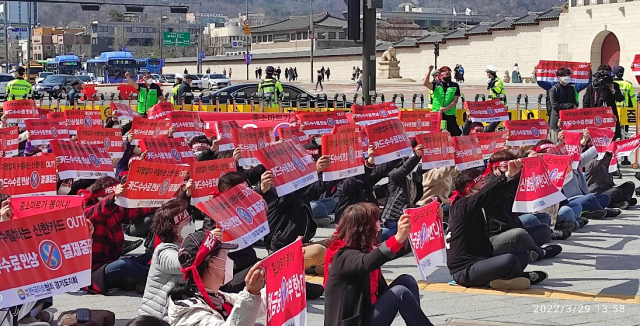 중소 마트사업자로 구성된 한국마트협회가 29일 정부서울청사 금융위원회 앞에서 카드사의 가맹점 수수료 인상에 반대하는 집회에 참석해 손배너를 들고 있다. 연합뉴스