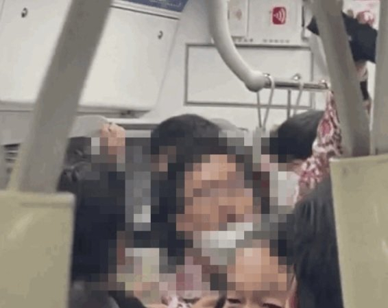 서울 도심 지하철에서 한 남성이 마스크를 턱까지 내린 채 랩을 열창하는 영상이 공개돼 논란이 일고 있다. 커뮤니티 캡처