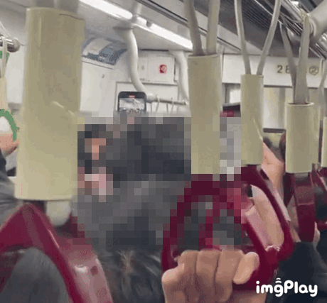 서울 도심 지하철에서 한 남성이 마스크를 턱까지 내린 채 랩을 열창하는 영상이 공개돼 논란이 일고 있다. 커뮤니티 캡처