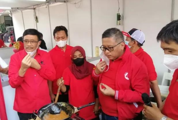 지난 28일 인도네시아 집권당인 투쟁민주당이 '식용유 없이 요리하는 법' 시연회를 진행하고 있다. 안타라통신 캡처