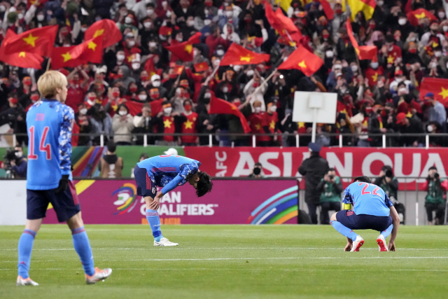 홈에서 베트남과 1 대 1로 비긴 뒤 허탈해 하는 일본 축구 대표팀. AP연합뉴스