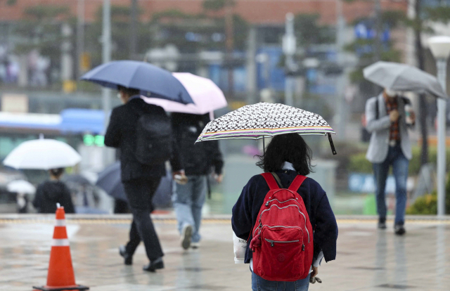 비가 내리는 26일 오전 서울역 인근에서 시민들이 우산을 쓴 채 길을 걷고 있다. 연합뉴스