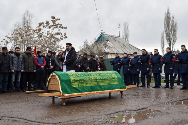 지난 27일(현지시간) 키르기스스탄 비슈케크 서부 외곽 카라발타에서 우크라이나 참전 중 사망한 러시아군 병사의 장례식이 열렸다. AP 연합뉴스