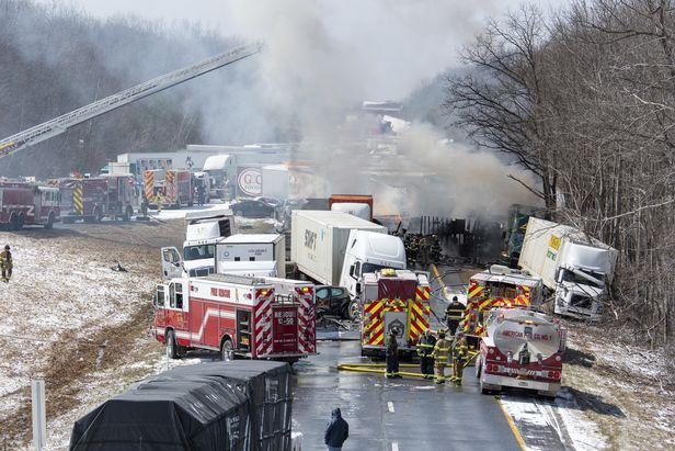 미국 펜실베이니아주 고속도로에서 28일(현지시간) 최소 50중 연쇄 추돌 사고가 발생했다. AP 연합뉴스