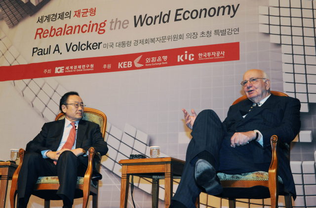 폴 볼커(오른쪽) 전 연준 의장. 서울경제DB