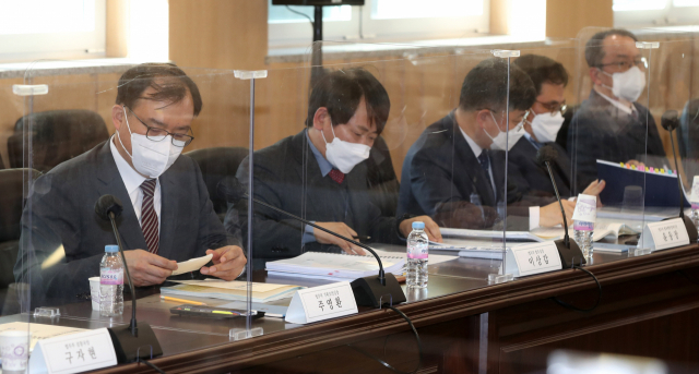 법무부 직원들이 29일 서울 종로구 삼청동 인수위 사무실에서 업무보고를 하기 위해 대기하고 있다. 인수위사진기자단