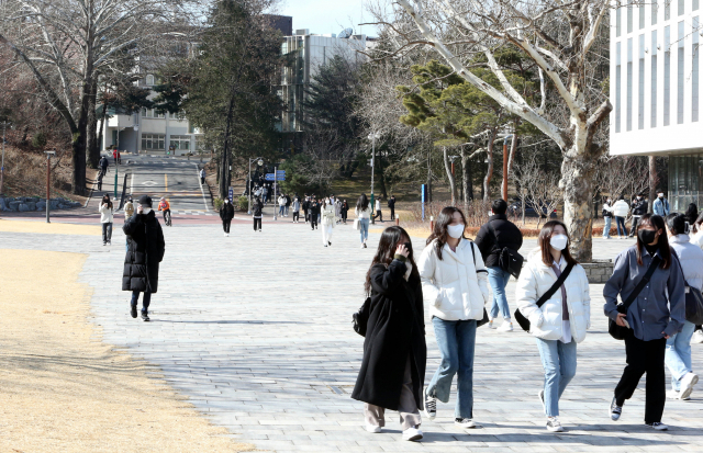 충북의 한 대학 재학생들이 캠퍼스를 걷고 있다. 청주=연합뉴스