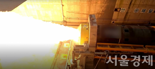ADD가 2021년 7월 29일 종합시험장에서 우주로켓용 고체연료 엔진 연소 시험을 성공적으로 실시하고 있는 모습. 국방부 제공 동영상 캡처